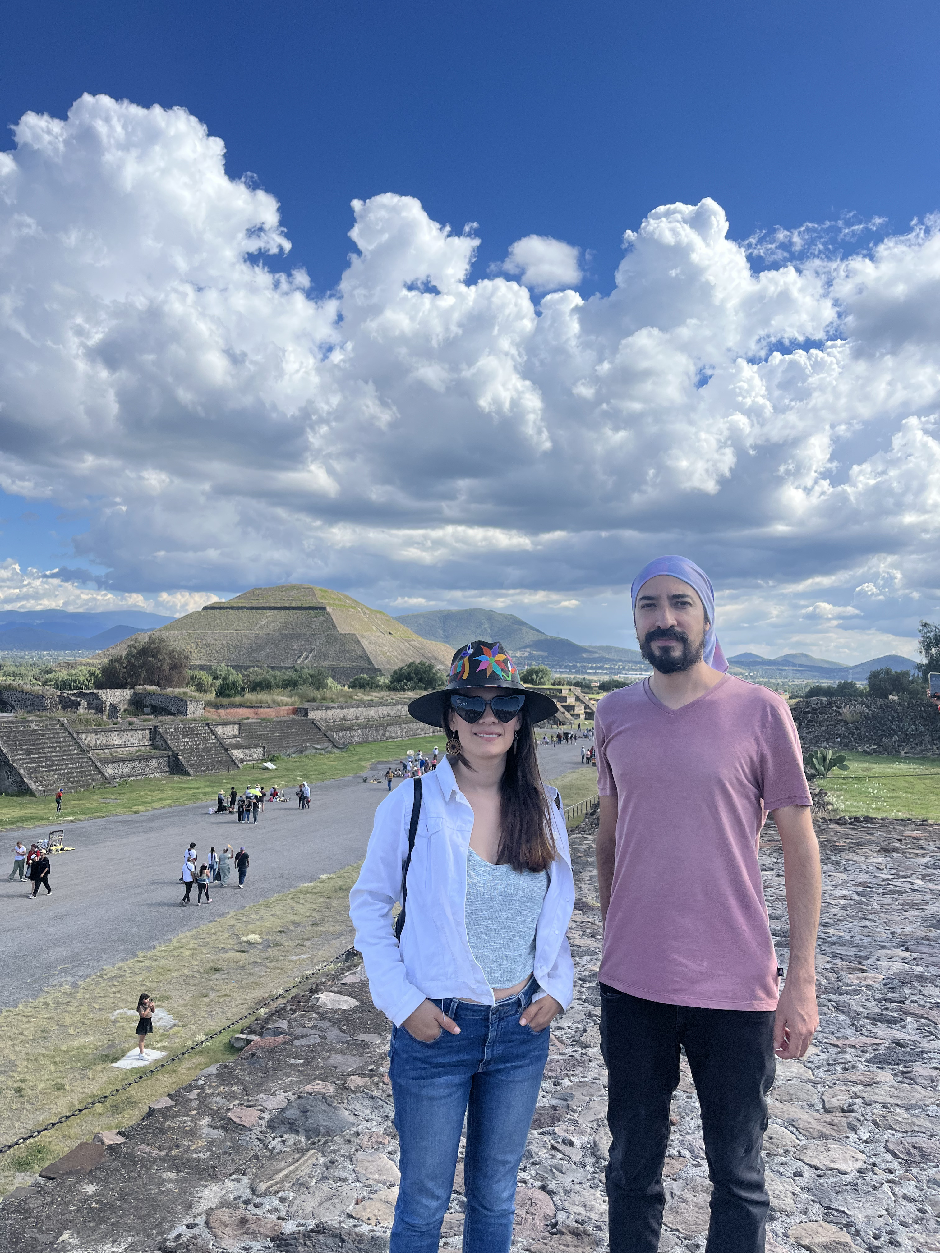 Carlos with a traveler overlooking Teotihuacán